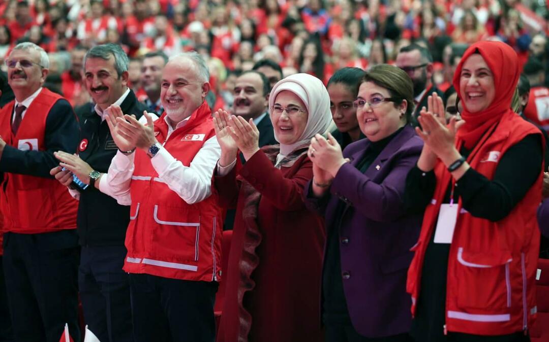 Emine Erdoğan habló en la ceremonia de entrega de premios al voluntariado internacional Red Vest