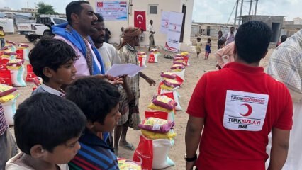 Ayuda alimentaria para inmigrantes en Yemen de la Media Luna Roja Turca