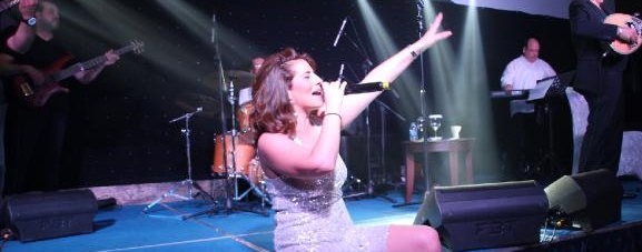 La cantante griega Anastasia Kalogeropoulou actuó en TRNC, declarada traidora