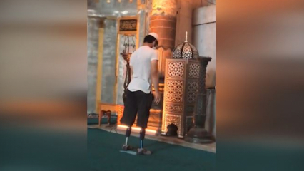 ¡El joven rezando con sus piernas ortopédicas en la Mezquita de Santa Sofía!