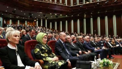 Emine Erdoğan felicitó a los artistas que recibieron el Premio Presidencial de Cultura y Arte