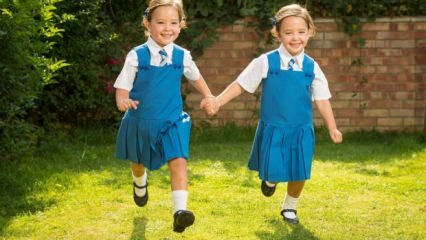 ¿Deberían las hermanas gemelas estudiar en la misma clase? Educación de hermanos gemelos