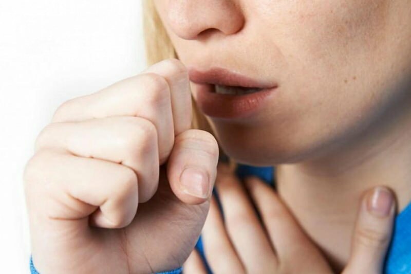 El esputo con tos seca puede causar la destrucción de la garganta y las vías respiratorias.