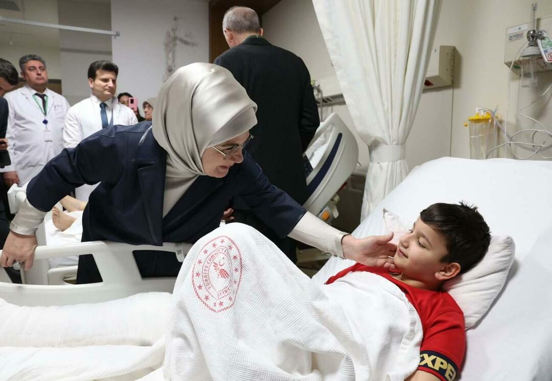 El presidente Erdogan y su esposa Emine Erdogan visitaron a las víctimas del terremoto
