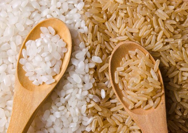 Arroz integral con arroz blanco