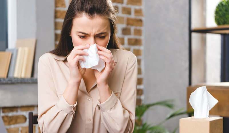 La secreción nasal también ocurre en la fiebre ocular alérgica. 