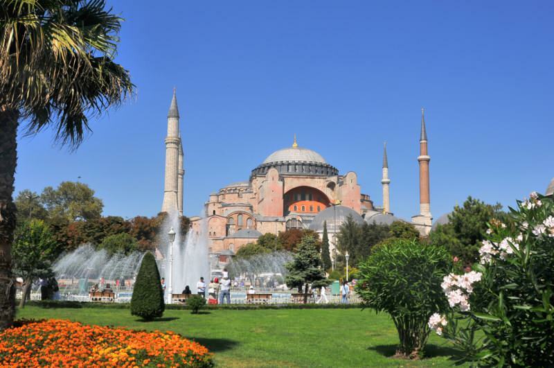 Compartir Hagia Sophia por Uğur Işılak: 'Que el alma del Sultán descanse en paz ...'
