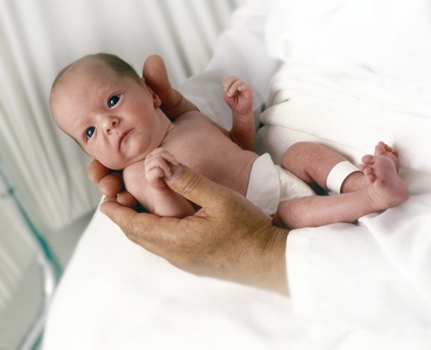 ¿Qué es la enfermedad de fenilcetonuria en bebés?
