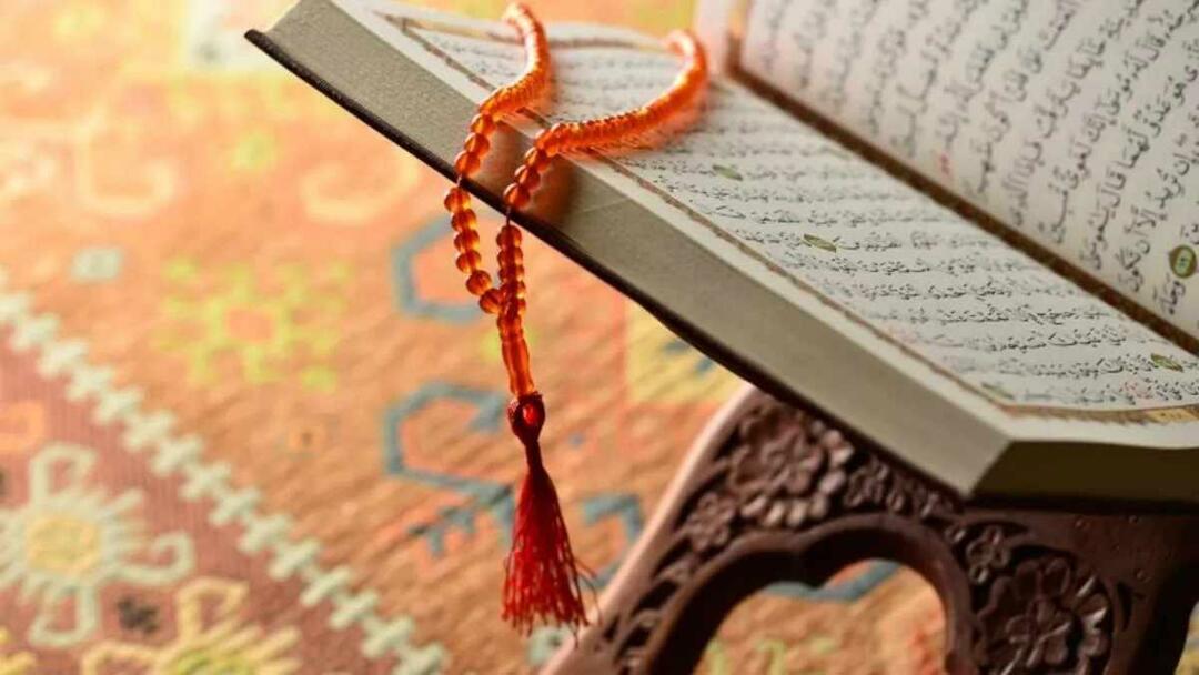 ¿Pueden las mujeres que menstrúan y posparto tocar el Corán?
