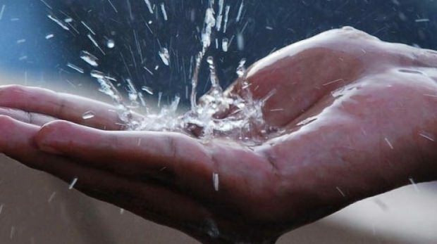 ¿Cuáles son los beneficios del agua de lluvia para la piel y el cabello?