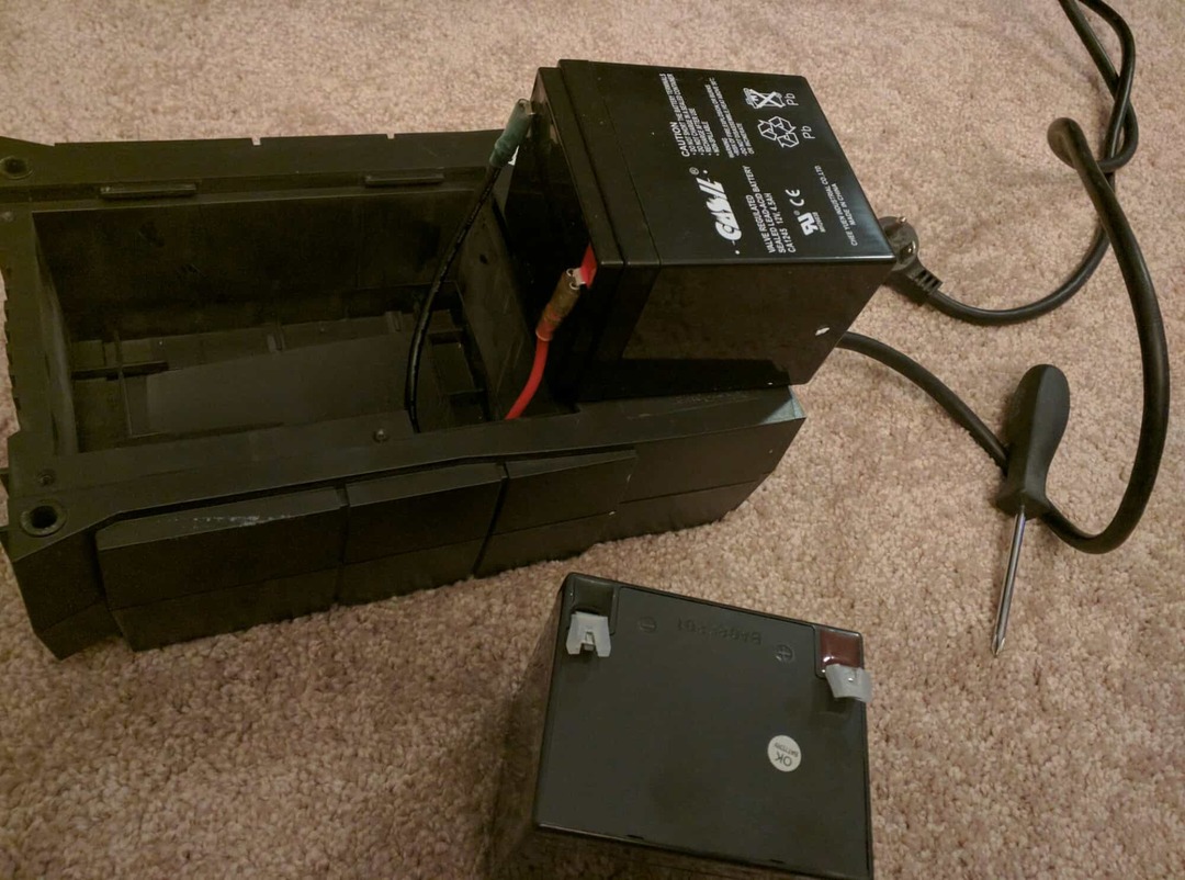 Reparación del protector contra sobretensiones de bricolaje: reemplace su propia batería UPS y ahorre de $ 30 a $ 150