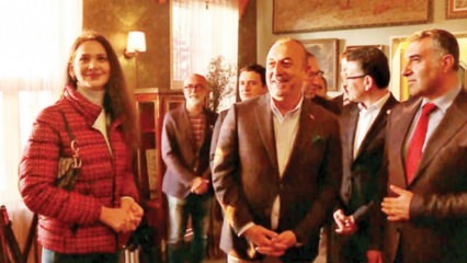 El ministro Mevlüt Çavuşoğlu visitó el set de la serie Confrontation