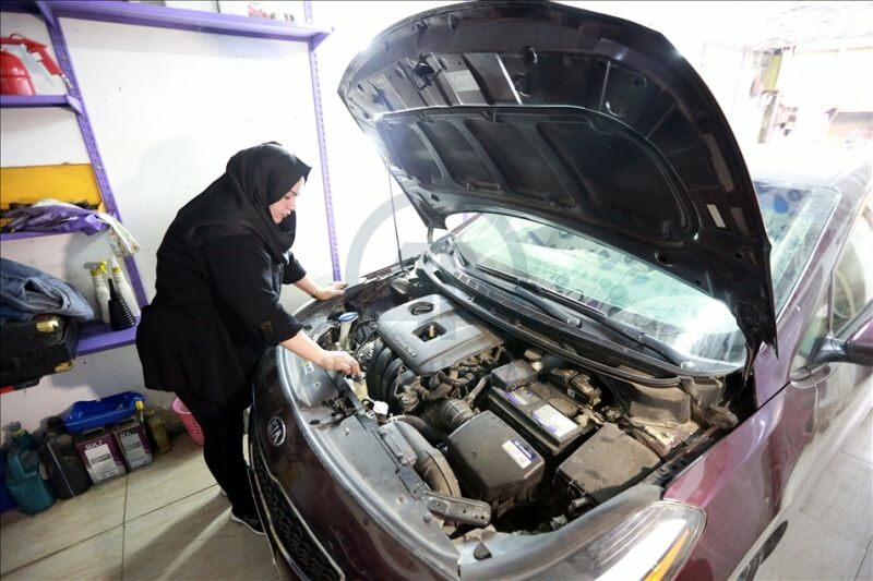 Um Rıza, graduada universitaria, se convierte en la primera mujer mecánica automotriz de Bagdad