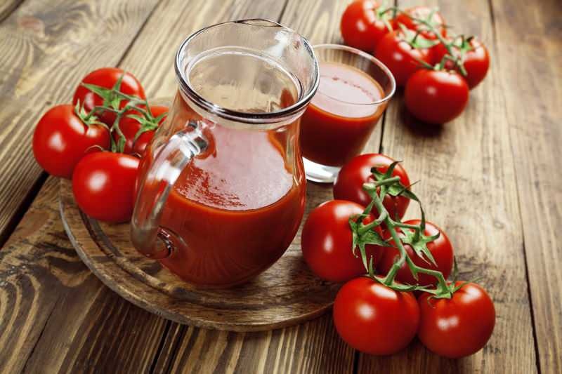 Los alimentos como el apio y las zanahorias aumentan los beneficios del jugo de tomate.