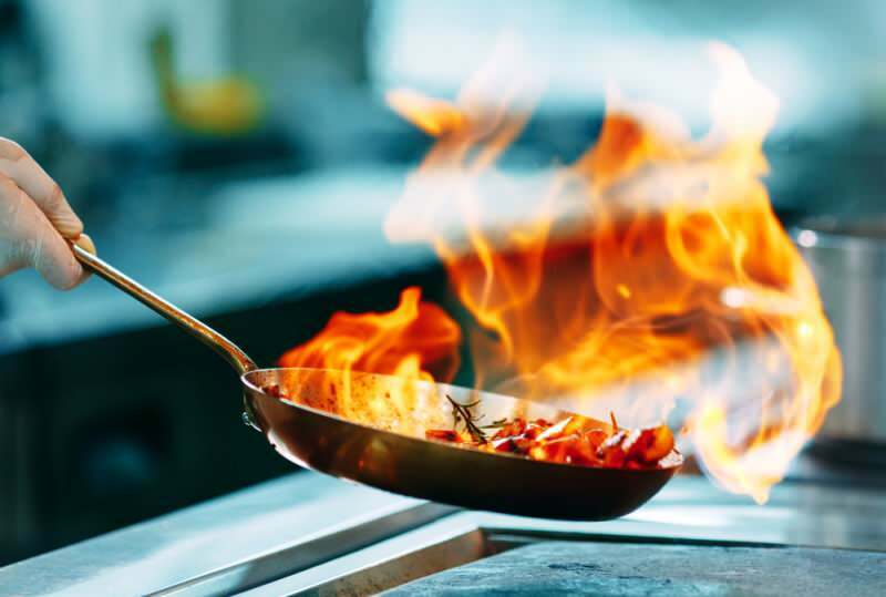 ¿Cómo quitar aceite y quemar manchas en los platos? Eliminación de manchas de aceite y quemaduras más fácil