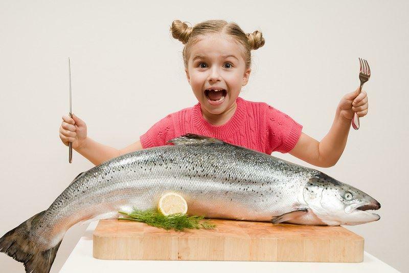 niño comiendo pescado