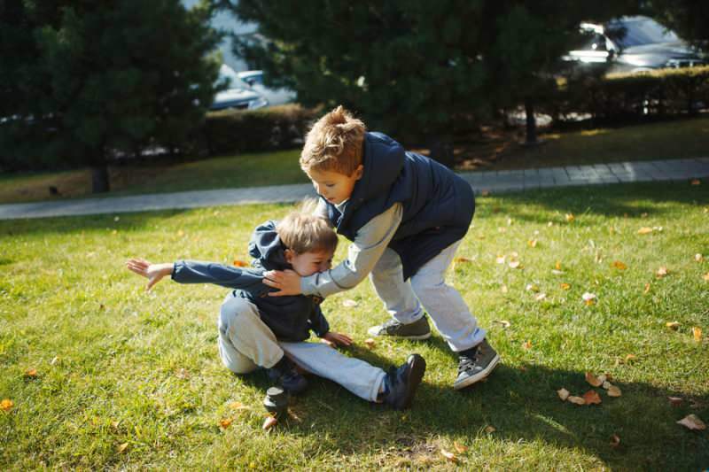 ¿Qué es el síndrome de 2 años? ¿Cómo prevenir el comportamiento de lanzar y golpear en niños?