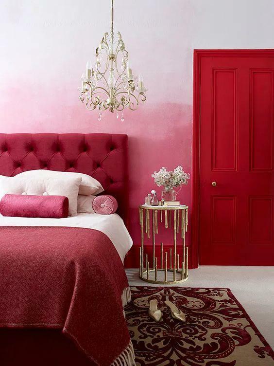 Decoración de dormitorio en rojo y rosa.