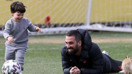 Invitado sorpresa en el entrenamiento del Galatasaray! Arda Turan con su hijo Hamza Arda Turan ...