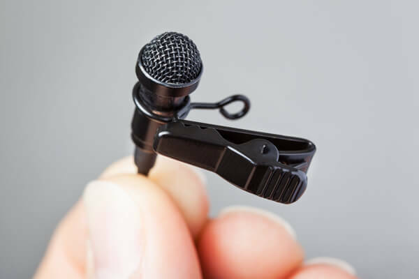 Sujete un micrófono lavalier a su ropa para una operación de manos libres.