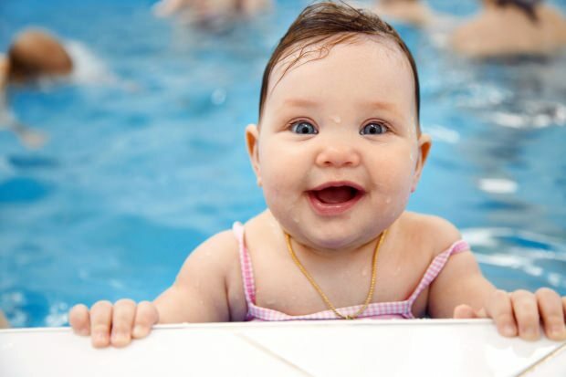 ¿Cuándo pueden nadar los bebés?
