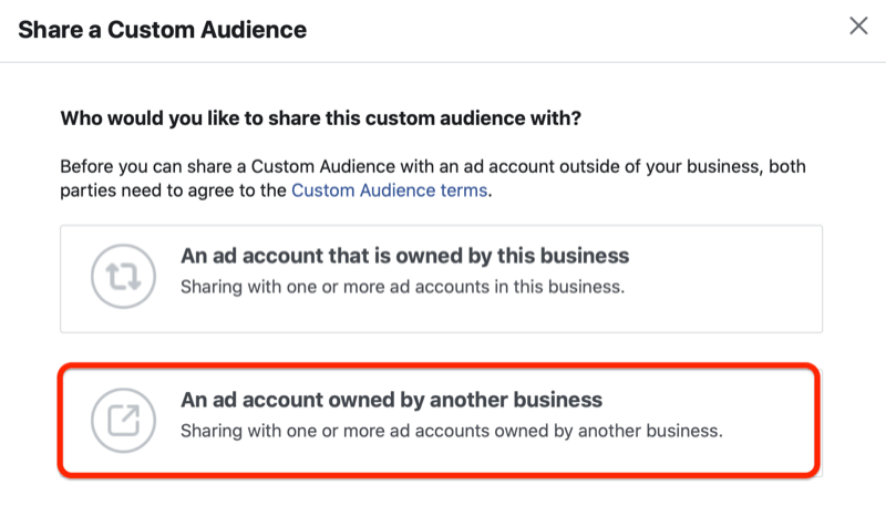 El administrador de anuncios de Facebook comparte un menú de audiencia personalizado con la opción 'una cuenta publicitaria propiedad de otra empresa' resaltada